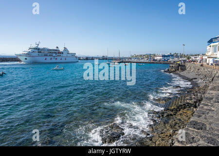 Fähre "Volcan de Tindaya' aus dem Hafen auf dem Weg nach Fuerteventura, der alte Hafen von Playa Blanca, Lanzarote, Kanarische Inseln, Europa Stockfoto