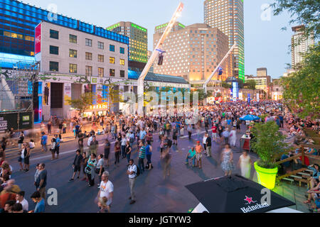 Montreal, Kanada - 5. Juli 2017: Menschen sammeln im Ort des Festivals um eine Music Konzert auf dem Montreal Jazz Festival. Stockfoto