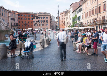 Rom, Italien - Menschen auf der Piazza Navona Stockfoto