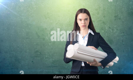 Aufbau, Entwicklung, Consrtuction und Architektur-Konzept - schöne Geschäftsfrau in Anzug mit Bauplan. Stockfoto