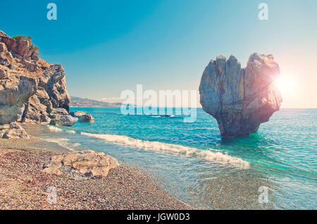 große herzförmige Felsen am Kiesel Strand von Preveli mit Sonne hinter dem Felsen, Kreta, Griechenland Stockfoto