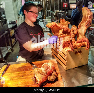 RIESIGE Schweinefleisch Cracklins Braten Fleisch & Sandwich Shop in Victoria Public Market im Hudson in Victoria auf Vancouver Island, BC, Kanada. Stockfoto