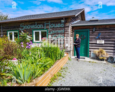 Laura Waters in ihrem Shop, Snowdon Haus außerhalb von Victoria, BC, Kanada auf Vancouver Island, wo sie Esswaren gemacht vom neuen Wachstum Douglasie verkauft Stockfoto