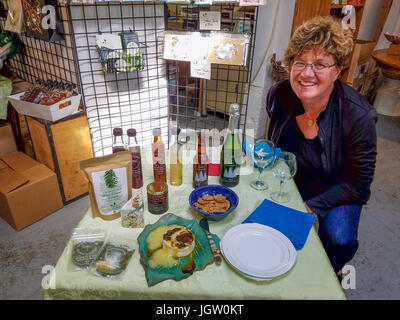 Laura Waters in ihrem Shop, Snowdon Haus außerhalb von Victoria, BC, Kanada auf Vancouver Island, wo sie Esswaren gemacht vom neuen Wachstum Douglasie verkauft Stockfoto