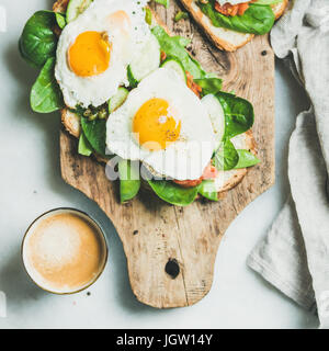 Gesundes Frühstück Sandwiches und Tasse Kaffee, quadratisch zuschneiden Stockfoto