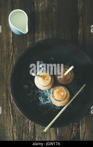 Kalten Thai Eistee mit Milch, Draufsicht, flatlay Stockfoto