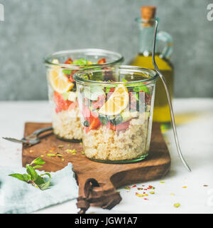 Gesunde vegane Salat mit Quionoa, Avocado, getrocknete Tomaten, quadratische Ernte Stockfoto