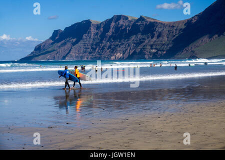 Körper Surfer am Strand von Famara Famara, Berge, La Caleta de Famara, Lanzarote, Kanarische Inseln, Spanien, Europa Stockfoto