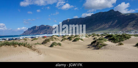 Sanddünen an der Playa de San Juan, hinter dem Famara - Cliff, La Caleta de Famara, Lanzarote, Kanarische Inseln, Spanien, Europa Stockfoto