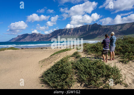 Sanddünen an der Playa de San Juan, hinter dem Famara - Cliff, La Caleta de Famara, Lanzarote, Kanarische Inseln, Spanien, Europa Stockfoto