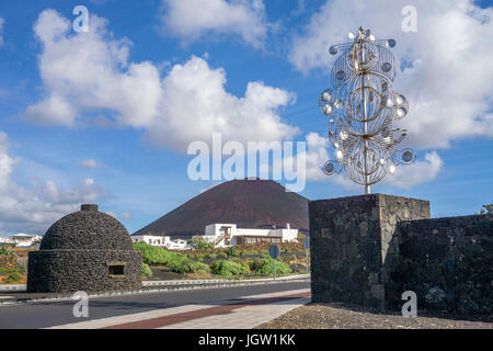 Silver Wind chime, Skulptur an einem Scheideweg, Ausgang zur Fundacion Cesar Manrique, La Asomada, Lanzarote, Kanarische Inseln, Spanien, Europa Stockfoto