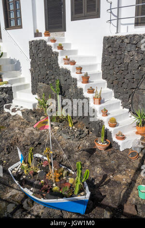 Treppe mit Blumentöpfen und Lava Garten angeln Häuser, alte Hafen La Tinosa, Puerto del Carmen, Lanzarote, Kanarische Inseln, Spanien, Europa Stockfoto