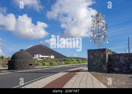 Silver Wind chime, Skulptur an einem Scheideweg, Ausgang zur Fundacion Cesar Manrique, La Asomada, Lanzarote, Kanarische Inseln, Spanien, Europa Stockfoto