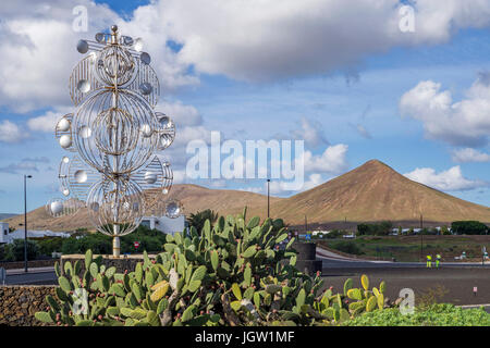 Silver Wind chime, Skulptur an einem Scheideweg, Ausgang zur Fundacion Cesar Manrique, La Asomada, Lanzarote, Kanarische Inseln, Spanien, Europa Stockfoto