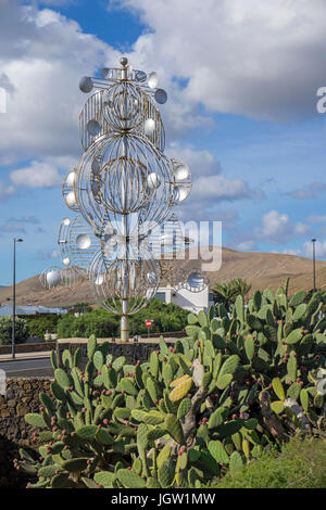 Silver Wind chime, Skulptur an einem Scheideweg, Ausgang zur Fundacion Cesar Manrique, La Asomada, Lanzarote, Kanarische Inseln, Spanien, Europa Stockfoto