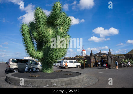 Riesige künstliche Kakteen am Eingang Der Cactus Garten, Jardin de Cactus, Guatiza, Insel Lanzarote, Kanarische Inseln, Spanien, Europa Stockfoto