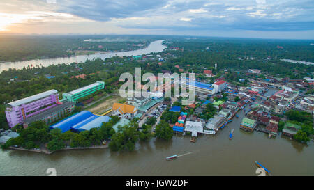 Aerail Ansicht des Amphawa Kanal und Mae Klong Flusses beliebtesten Destinatoin in Thailand Reisen Stockfoto