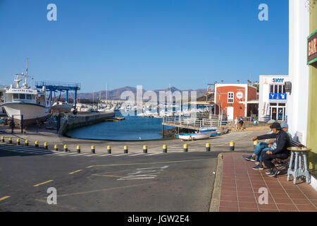 Die lokalen Fischer am Hafen Bar, hinter dem Casa Roja, Fischrestaurant, Fischerhafen La Tinosa, Puerto del Carmen, Lanzarote, Kanarische Inseln, Europa Stockfoto