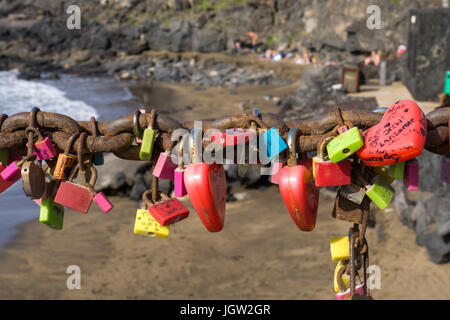 Liebe Schließfächer hängen an der Kette an der Playa Grande, großen Strand von Puerto del Carmen, Lanzarote, Kanarische Inseln, Spanien, Europa Stockfoto