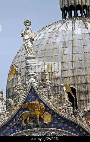 Die patriarchalische Kathedrale Basilika von San Marco, Venedig. Detail des Giebels zeigt Venedigs Schutzheiligen Apostel St. Markus mit Engeln. Stockfoto