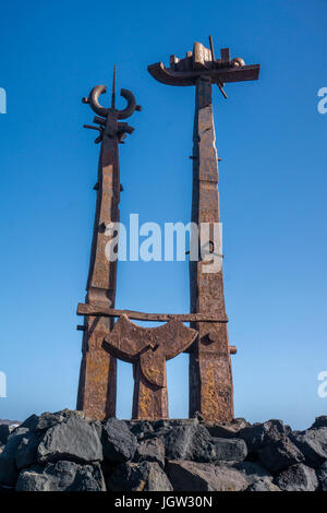 Die Skulptur 'Los juguetes de Erjos' von José Abad an der Hafenmole, Costa Teguise, Lanzarote, Kanarische Inseln, Europa Stockfoto