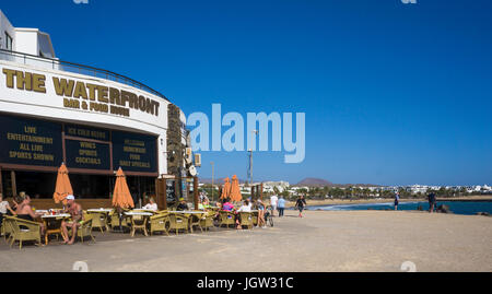 Restaurants an der Promenade der Playa de las Cucharas, Costa Teguise, Lanzarote, Kanarische Inseln, Europa Stockfoto