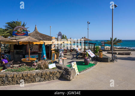 Restaurant am Strand Strandpromenade Playa de las Cucharas, Costa Teguise, Lanzarote, Kanarische Inseln, Europa Stockfoto