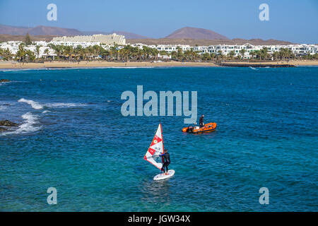 Wind surfer an der Playa de las Cucharas, Badestrand in Costa Teguise, Lanzarote, Kanarische Inseln, Europa Stockfoto