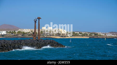 Die Skulptur 'Los juguetes de Erjos' von José Abad an der Hafenmole, Costa Teguise, Lanzarote, Kanarische Inseln, Europa Stockfoto