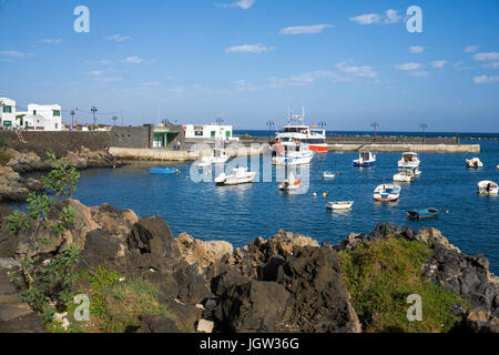 Fischerhafen von das Dorf Orzola, Ausgangspunkt für Rundreisen Fähre zur Insel La Graciosa, Lanzarote, Kanarische Inseln, Europa Stockfoto