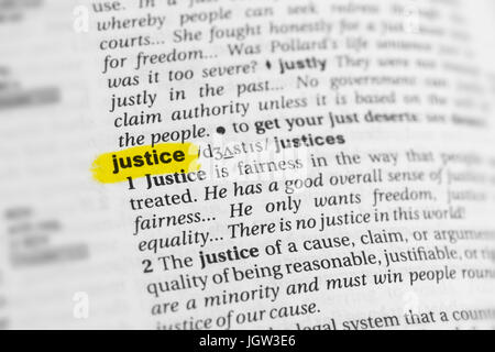 Hervorgehobene englische Wort "Gerechtigkeit" und seiner Definition im Wörterbuch. Stockfoto