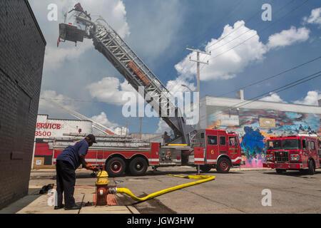 Detroit, Michigan - Feuerwehrleute aus Detroit und Hamtramck kämpfte ein drei-Alarm Feuer in einem Lebensmittellager in Detroit östlichen Marktviertel. Eine Tanne Stockfoto