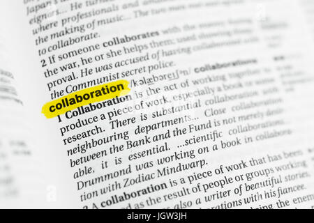 Englische Wort "Zusammenarbeit" und seiner Definition im Wörterbuch hervorgehoben. Stockfoto