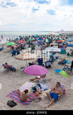 Menschen entspannen am Strand von Ocean City, New Jersey, USA. Stockfoto