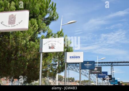 Plakate mit verschiedenen Labels Porto Wein an der Promenade von Gaia, Portugal. Stockfoto