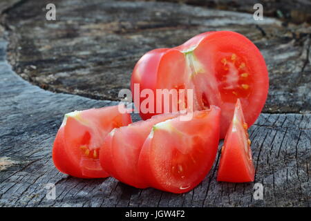 Nahaufnahme von Frische und reife Tomaten auf Holz Hintergrund. Stockfoto