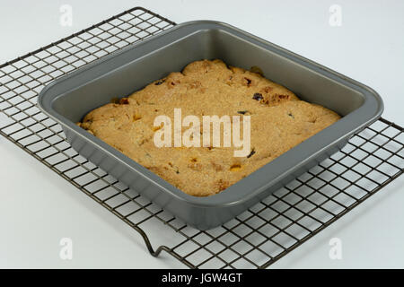 Pumpkin spice Blondies mit getrockneten Cranberries, Karamell Bits und Marshmallow-Bits in Backform auf Rack-Kühlung Stockfoto