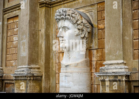 Riesige Büste des ersten Roman Emperor Caesar Augustus in Cortile della Pigna. Vatikanischen Museen. Musei Vaticani Stockfoto