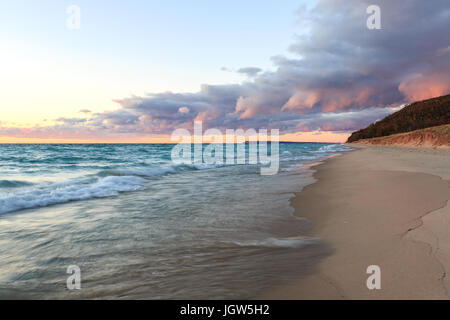 Stürmische Wolken über Lake Michigan einziehen über Sleeping Bear Dunes im Leelanau County. Stockfoto