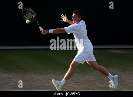 Ken Skupski in Aktion während seiner Doppel-Match am Tag sieben der Wimbledon Championships in The All England Lawn Tennis and Croquet Club, Wimbledon. Stockfoto