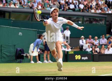 Andy Murray im Einsatz gegen Benoit Paire am siebten Tag der Wimbledon Championships beim All England Lawn Tennis and Croquet Club in Wimbledon. DRÜCKEN SIE VERBANDSFOTO. Bilddatum: Montag, 10. Juli 2017. Siehe PA Geschichte Tennis Wimbledon. Bildnachweis sollte lauten: Adam Davy/PA Wire. EINSCHRÄNKUNGEN: Nur für redaktionelle Zwecke. Keine kommerzielle Nutzung ohne vorherige schriftliche Zustimmung des AELTC. Nur für Standbilder – keine bewegten Bilder, die Broadcast emulieren können. Keine Überlagerung oder Entfernung von Sponsoren-/Werbelogos. Stockfoto