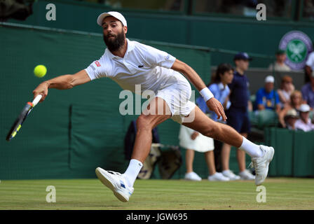 Benoit Paire im Einsatz gegen Andy Murray am siebten Tag der Wimbledon Championships beim All England Lawn Tennis and Croquet Club in Wimbledon. DRÜCKEN SIE VERBANDSFOTO. Bilddatum: Montag, 10. Juli 2017. Siehe PA Geschichte Tennis Wimbledon. Bildnachweis sollte lauten: Adam Davy/PA Wire. EINSCHRÄNKUNGEN: Nur für redaktionelle Zwecke. Keine kommerzielle Nutzung ohne vorherige schriftliche Zustimmung des AELTC. Nur für Standbilder – keine bewegten Bilder, die Broadcast emulieren können. Keine Überlagerung oder Entfernung von Sponsoren-/Werbelogos. Stockfoto