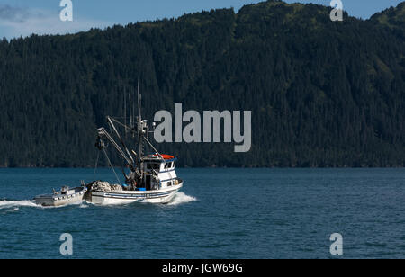 Ein Alaskan Fischerboot segelt auf einer Insel im Prinz-WIlliam-Sund auf dem Weg zur Bucht von Alaska und die Fischerei großzügig. Stockfoto