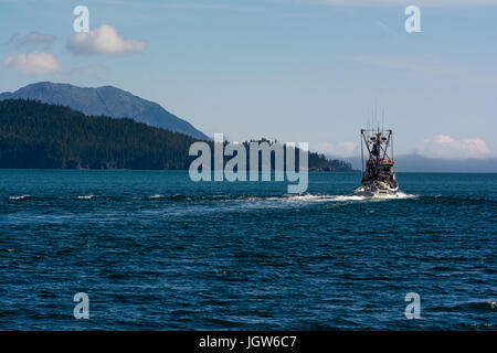 Eine weiße Welle schäumt hinter einem Fischerboot in Richtung Prinz-William-Sund in Alaska Stockfoto