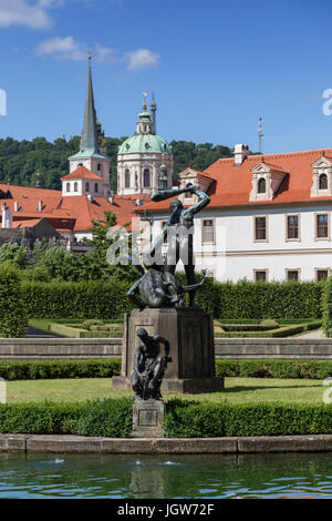 Pool, Statue und Gebäude im Wallenstein (Waldstein) Garten (Valdstejnska Zahrada) auf der Kleinseite (Mala Strana) in Prag, Tschechien. Stockfoto
