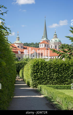 Grünen Busch Zaun und Lane im Wallenstein (Waldstein) Garten. Es ist eine barocke Grünanlage auf der Kleinseite (Mala Strana) in Prag. Stockfoto