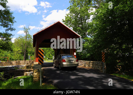 Auto fahren durch Roddy Straße gedeckte Brücke über Owens Bach in der Nähe von Thurmont, Frederick County, Maryland Stockfoto