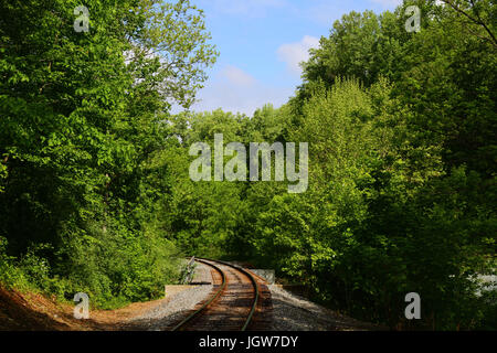 Blick entlang der eingleisigen Abschnitt von Maryland Binnenländisches Gleis in der Nähe von Finksburg, Maryland, USA Stockfoto