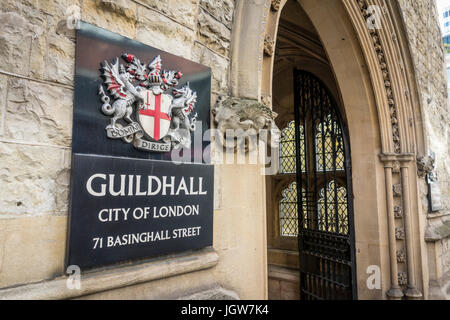 Eingang und Zeichen für die Guildhall, Basinghall Street, City of London, UK Stockfoto