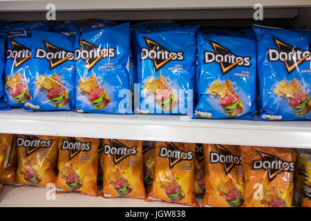 Taschen von Doritos Tortilla Chips für den Verkauf auf einem Supermarktregal im Vereinigten Königreich Stockfoto